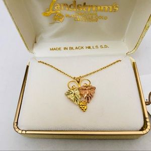 Landstroms gold necklace